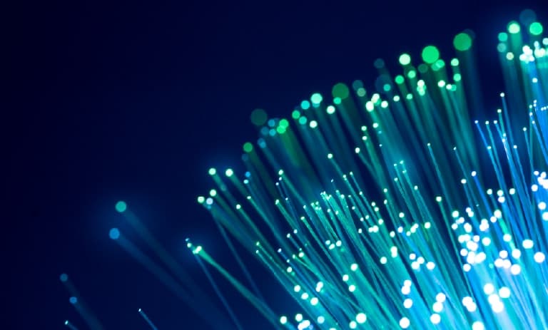 Fibre optique avec teinte bleue