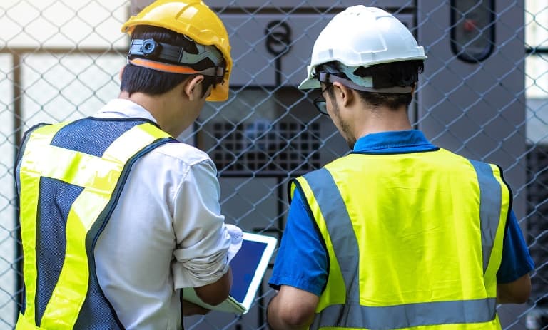 Deux travailleurs de terrain Inspection des services publics de distribution d'électricité