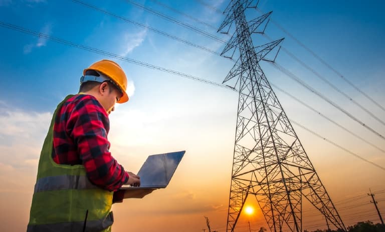 Travailleur de terrain surveillant les actifs du réseau électrique