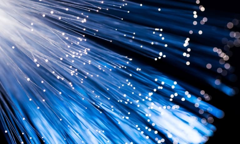 Fibre optique avec teinte bleue