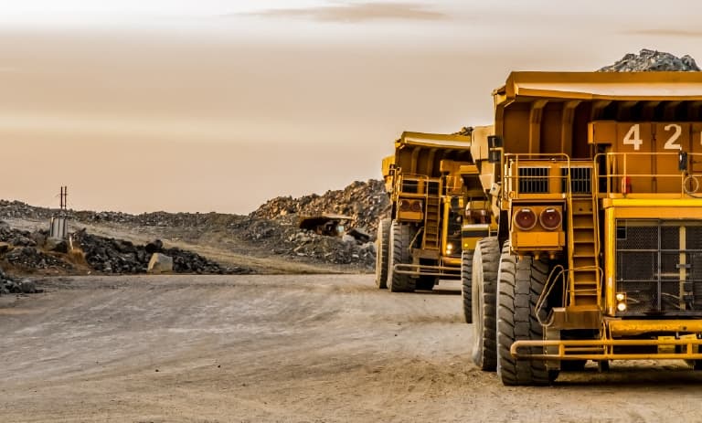 Camions extrayant des ressources minières