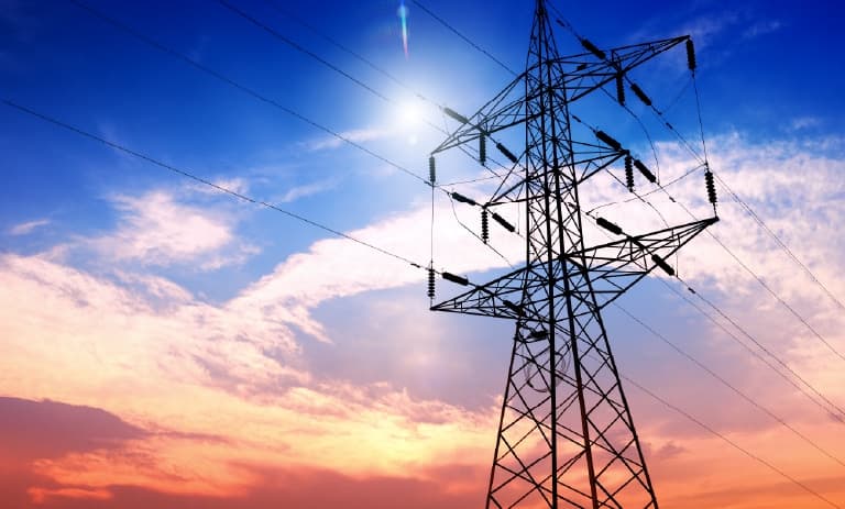 Lignes électriques au coucher du soleil