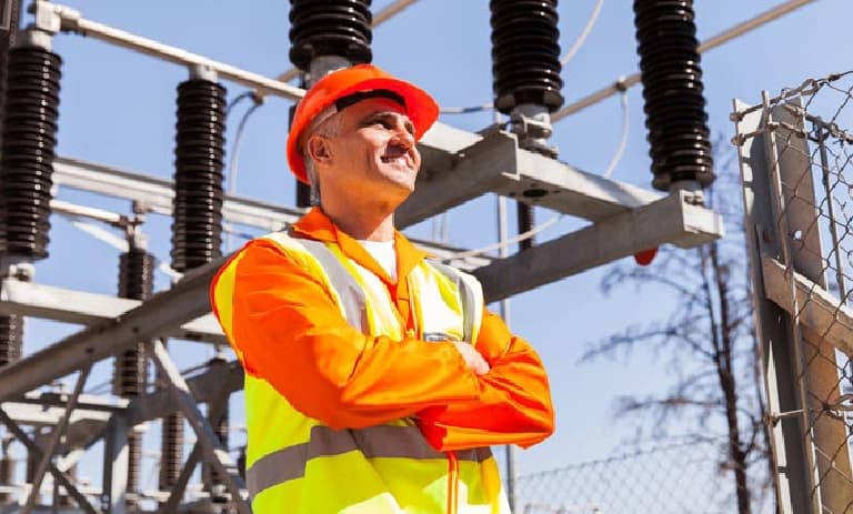 Travailleur de terrain près des buissons