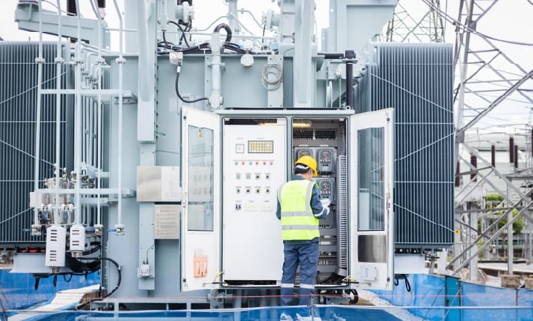 Travailleur de terrain surveillant le transformateur