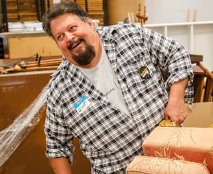 Bénévole de Qualitrol travaillant sur un projet de menuiserie communautaire