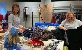 Bénévoles de Qualitrol triant des vêtements donnés dans un centre de distribution