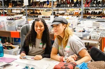 Deux bénévoles de Qualitrol travaillant sur un projet d'art et d'artisanat